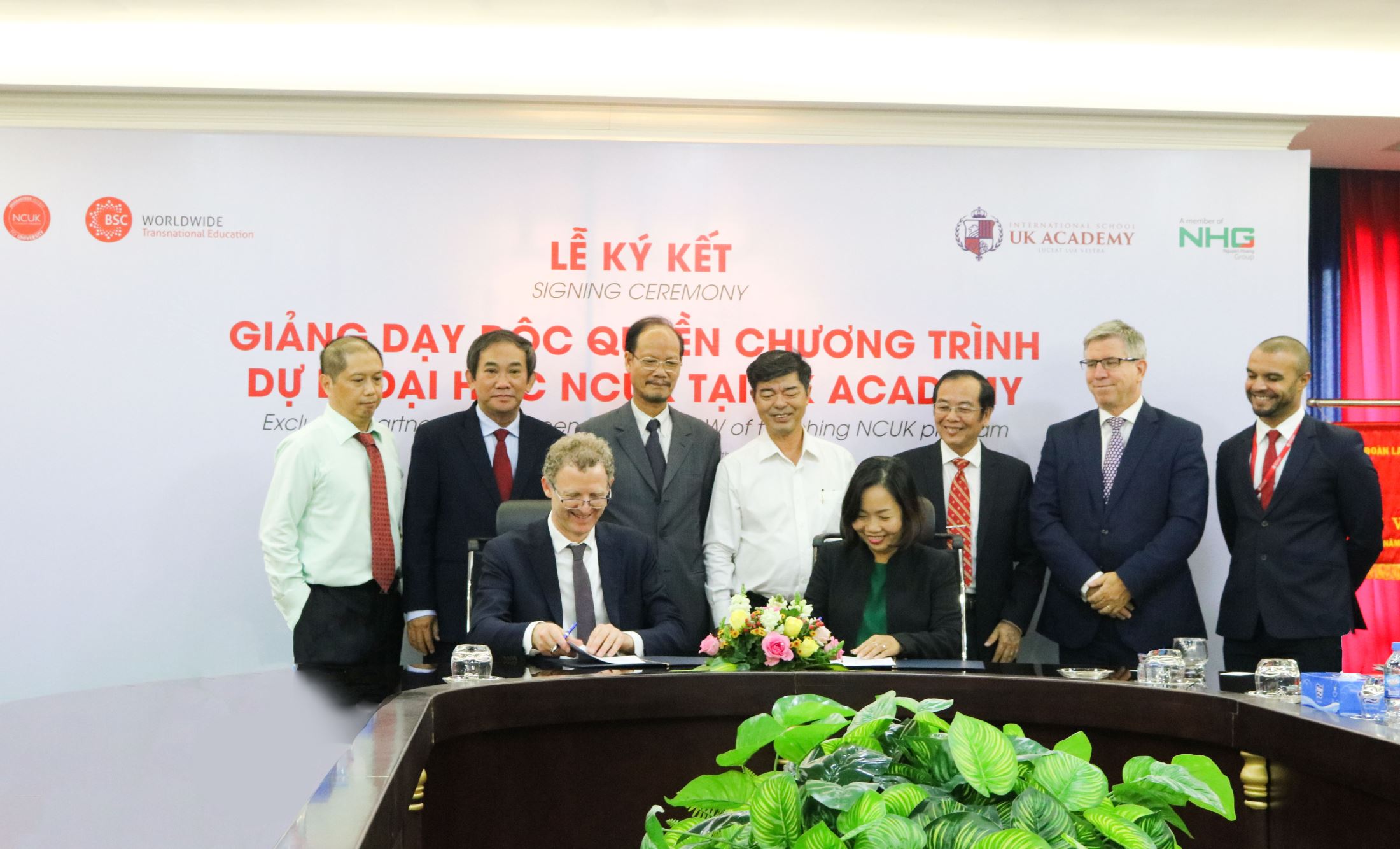 Ms. Tran Thi Kim Yen (right), Acting Director of K-12 Academic Affairs and Mr. Steve Philips (left), Managing Director of BSCW signing the MoU of exclusive teaching NCUK program in UK Academy