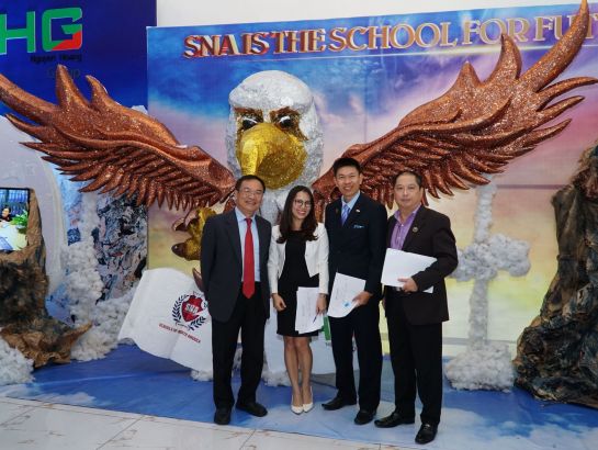 Ban giám khảo chụp ảnh lưu niệm tại Tổ Đại bàng của trường SNA - tác phẩm đạt giải nhất Hội thi "Chung tay xây tổ Đại bàng".