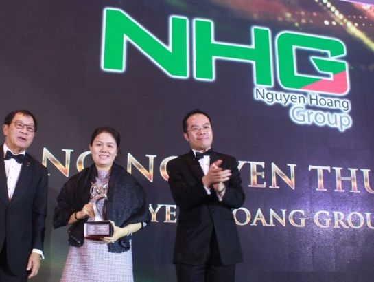Bà Hoàng Nguyễn Thu Thảo – Tổng Giám đốc Tập đoàn Nguyễn Hoàng (NHG) nhận giải thưởng Doanh nhân Châu Á - APEA 2017 
