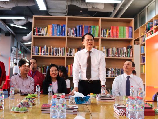 PGS. TS Phạm Mạnh Hùng - Thứ trưởng Bộ Giáo dục và Đào tạo cùng lãnh đạo Sở GD TP.HCM thăm lớp học tại Trường Quốc tế Bắc Mỹ (SNA)