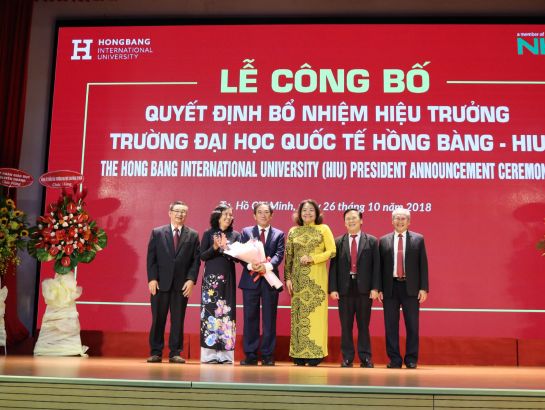 NGND.PGS.TS Hồ Thanh Phong nhận hoa chúc mừng từ các giảng viên Trường Đại học Quốc tế Hồng Bàng và các trường bạn.