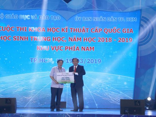 NGND. PGS.TS. Hồ Thanh Phong, Hiệu trưởng Trường Đại học Quốc tế Hồng Bàng (HIU) trao học bổng tại hội thi.