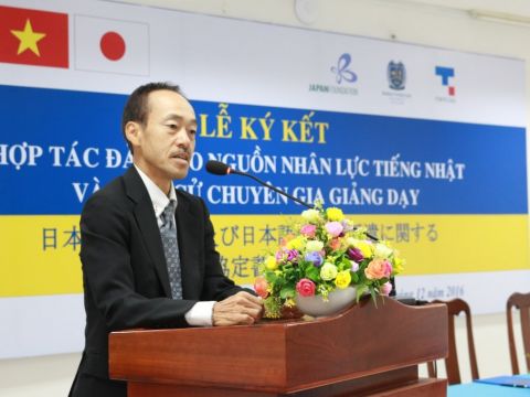 Leader of Tokyo Gas Group speaking at the ceremony.