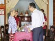 Mr. Nguyen Ngoc Tuan – Managing Director of iSchool system visited Mother Dao Thi Vui, whose husband and 3 sons sacrificed in the war, living in Hai Thuong Ward, Hai Lang District.