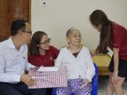 Mr. Nguyen Ngoc Tuan – Managing Director of iSchool system visited Mother Nguyen Thi Hong, whose husband and son sacrificed in the war, living on Ong Ich Khiem Street, Dong Ha City.