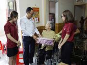 Mother Phung Thi Tinh, living in Town 7, Ward 2, Dong Ha City, expressed the enjoyment when being cared and presented by iSchool delegation.
