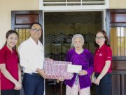 Mr. Nguyen Ngoc Tuan – Managing Director of iSchool system visited Mother Van Thi Tuan, whose 2 sons sacrificed in the war, living alone in a small house in Hai Lang District.