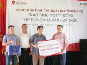 Mr. Nguyen Ngoc Tuan, on behalf of iSchool Ha Tinh, donated a billion VND to the establishment of the Culture House in Huong Long commune