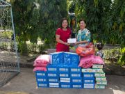 Ms. Vo Thanh Phuong, Principal of SGA To Vinh Dien presented gifts to representatives of Thu Duc Youth Village.