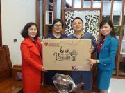 The Board of Directors of iSchool Ha Tinh came and gave New Year presents to parents at their homes