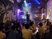 Tối 28-5, đêm nhạc từ thiện “Kết nối yêu thương” do Phòng Công tác Sinh viên phối hợp với Đoàn TNCS TP.HCM nhà trường tổ chức đã diễn ra trong không gian ấm áp tại TP.HCM. Chương trình nhằm gây quỹ hỗ trợ trẻ em mồ côi, những mảnh đời bất hạnh với sự tham gia của Câu lạc bộ âm nhạc GDU – nhóm nhạc FM Band, thu hút gần 100 khách tham dự với số tiền quyên góp hơn 10 triệu đồng.