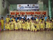 Đây là nơi nuôi dưỡng 86 trẻ mồ côi dưới 14 tuồi, 50 trẻ từ 2-14 tuổi và 36 bé sơ sinh của địa phương. Đoàn đã trao 100 phần quà cho các em gồm bánh, kẹo, dụng cụ học tập và hỗ trợ mái ấm hàng trăm ký gạo, đường, sữa, tã cùng tiền mặt quyên góp được từ đêm nhạc từ thiện.