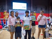 Những phần quà là bộ cờ tỷ phú bằng gỗ được trao tặng cho các em dành chiến thắng trong trò chơi