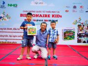 Những phần quà là bộ cờ tỷ phú bằng gỗ được trao tặng cho các em dành chiến thắng trong trò chơi