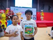 Những phần quà là bộ cờ tỷ phú bằng gỗ được trao tặng cho các em dành chiến thắng trong trò chơi
