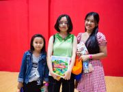 Những phần quà là bộ cờ tỷ phú bằng gỗ được trao tặng cho các em dành chiến thắng trong trò chơi