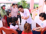 Các bác sỹ khoa Răng Hàm Mặt HIU tổ chức buổi khám răng miễn phí, hướng dẫn chải răng đúng cách và tặng những phần quà ý nghĩa cho 100 em nhỏ tại đây.