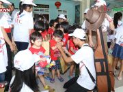 Tại đây, các bạn học sinh năng nổ chuyền nhau những món quà cho các em cô nhi trong tinh thần đầy ắp tình yêu thương và sẻ chia