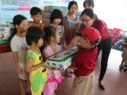 On December 18th and 19th, children of kindy grade and teachers of iSchool Bac Lieu went to present gifts to over 70 orphans, 50 elderly people at the social protection center of Bac Lieu province and Long Phuoc shelter.
