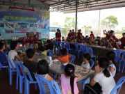 On December 18th and 19th, children of kindy grade and teachers of iSchool Bac Lieu went to present gifts to over 70 orphans, 50 elderly people at the social protection center of Bac Lieu province and Long Phuoc shelter.