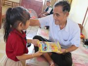 On December 18th and 19th, children of kindy grade and teachers of iSchool Bac Lieu went to present gifts to over 70 orphans, 50 elderly people at the social protection center of Bac Lieu province and Long Phuoc shelter.