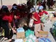 On December 18th and 19th, children of kindy grade and teachers of iSchool Bac Lieu went to present gifts to over 70 orphans, 50 elderly people at the social protection center of Bac Lieu province and Long Phuoc shelter.