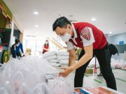Mr. Bui Huy Cuong from HIU’s Youth League joins the community support program during the epidemic
