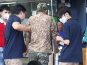 Các bạn học sinh không ngần ngại giúp đỡ người khuyết tật.