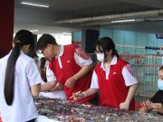 Tình nguyện viên hỗ trợ tư vấn tại khu cắt kính miễn phí.