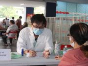 Bác sĩ hỗ trợ tư vấn cho người có hoàn cảnh khó khăn các bệnh liên quan đến thị lực.
