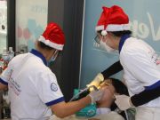 Nha sĩ của Hội Răng Hàm Mặt TP.HCM khám răng cho em nhỏ.