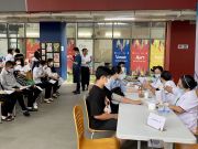 Đoàn y bác sĩ thực hiện công tác khám tổng quát cho bệnh nhân.