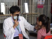 Bác sĩ khám sàng lọc các bệnh về mắt cho các trẻ em mồ côi.