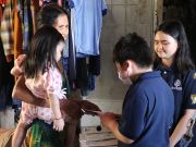 Sau buổi thăm trường phổ cập Tam Hà , UKA Bình Thạnh di chuyển đến thăm và tặng quà cho 4 bạn có hoàn cảnh đặc biệt. Những góc nhà tạm bợ che chắn bởi những tấm tôn lủng lỗ chỗ, rất nhiều người sống trong 1 góc nhà bé xíu, cả bữa ăn đầy đủ đối với các bạn cũng là một mơ ước. 