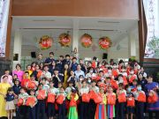 Ngoài số tiền gây quỹ 97.280.000VND thì các em học sinh trong hội đồng học sinh đã tự tay chuẩn bị những phần quà dành tặng cho những em học sinh có hoàn cảnh đặc biệt.
