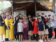 Sau buổi thăm trường phổ cập Tam Hà , UKA Bình Thạnh di chuyển đến thăm và tặng quà cho 4 bạn có hoàn cảnh đặc biệt. Những góc nhà tạm bợ che chắn bởi những tấm tôn lủng lỗ chỗ, rất nhiều người sống trong 1 góc nhà bé xíu, cả bữa ăn đầy đủ đối với các bạn cũng là một mơ ước. 