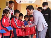 BGH Trường UKA Hạ Long trao và tặng quà cho các em học sinh có hoàn cảnh đặc biệt khó khăn tại trường Tiểu học - THCS nội trú Kỳ Thượng