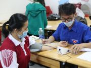 Khám sức khỏe trước khi hiến máu.