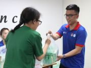 Nhận quà bồi bổ sức khỏe sau khi hiến máu.