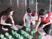Sinh viên HIU HEART miệt mài chuẩn bị từng phần quà đầy ý nghĩa.