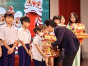 Những phần quà nghĩa tình được trao đến tận tay các em nhỏ khó khăn