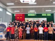 Thầy trò UKA Bà Rịa chụp ảnh kỉ niệm với các cụ tại Trung tâm