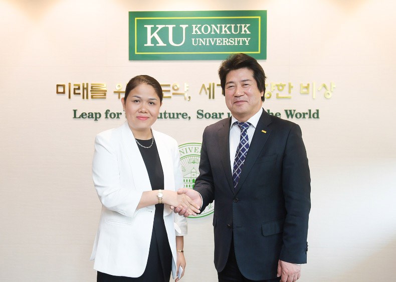 Ms. Hoang Nguyen Thu Thao, NHG CEO and Prof. Sang-Gi Min, Group President of Konkuk University shaking hands for the very first start of the collaboration​