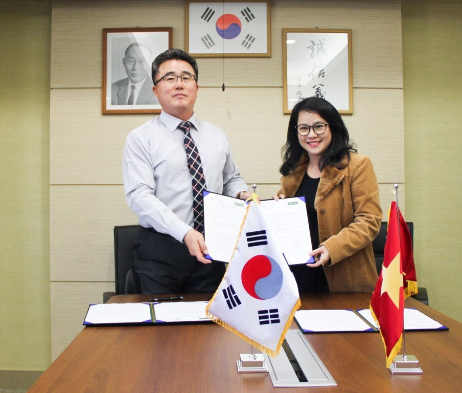 Ms. Le Y Nhi, Director of iStudent Institute for International Relations and Oversea Studies and Mr. Chan-hee Park, Vice President of KU holding the collaboration agreement.
