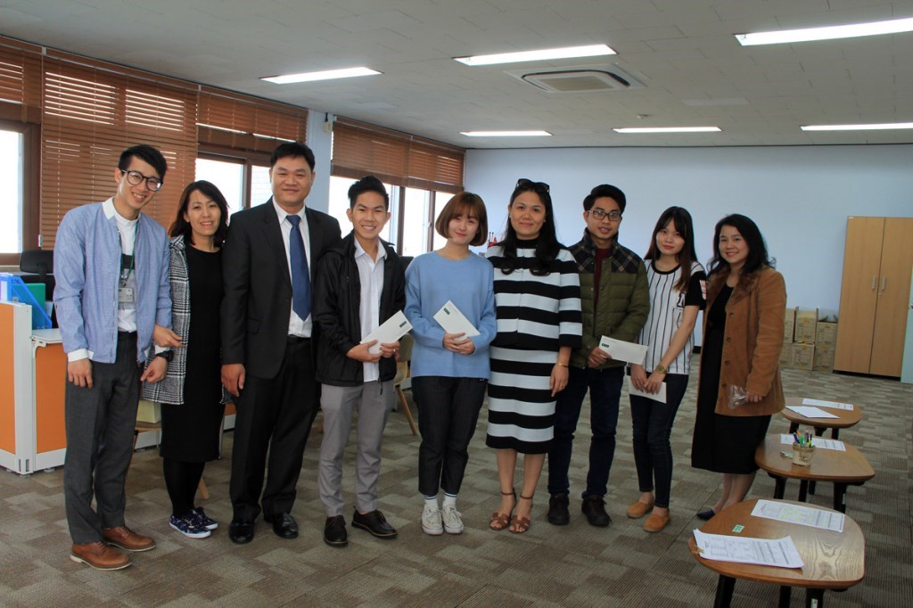 Mrs. Hoang Nguyen Thu Thao, CEO of NHG visited and gave presents to students studying Korean language at KU.