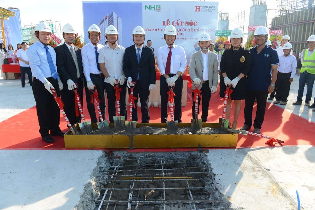 Prof. Phung Xuan Nha – Minister of Education and Training and NHG leaders at the roofing ceremony of HIU tower.