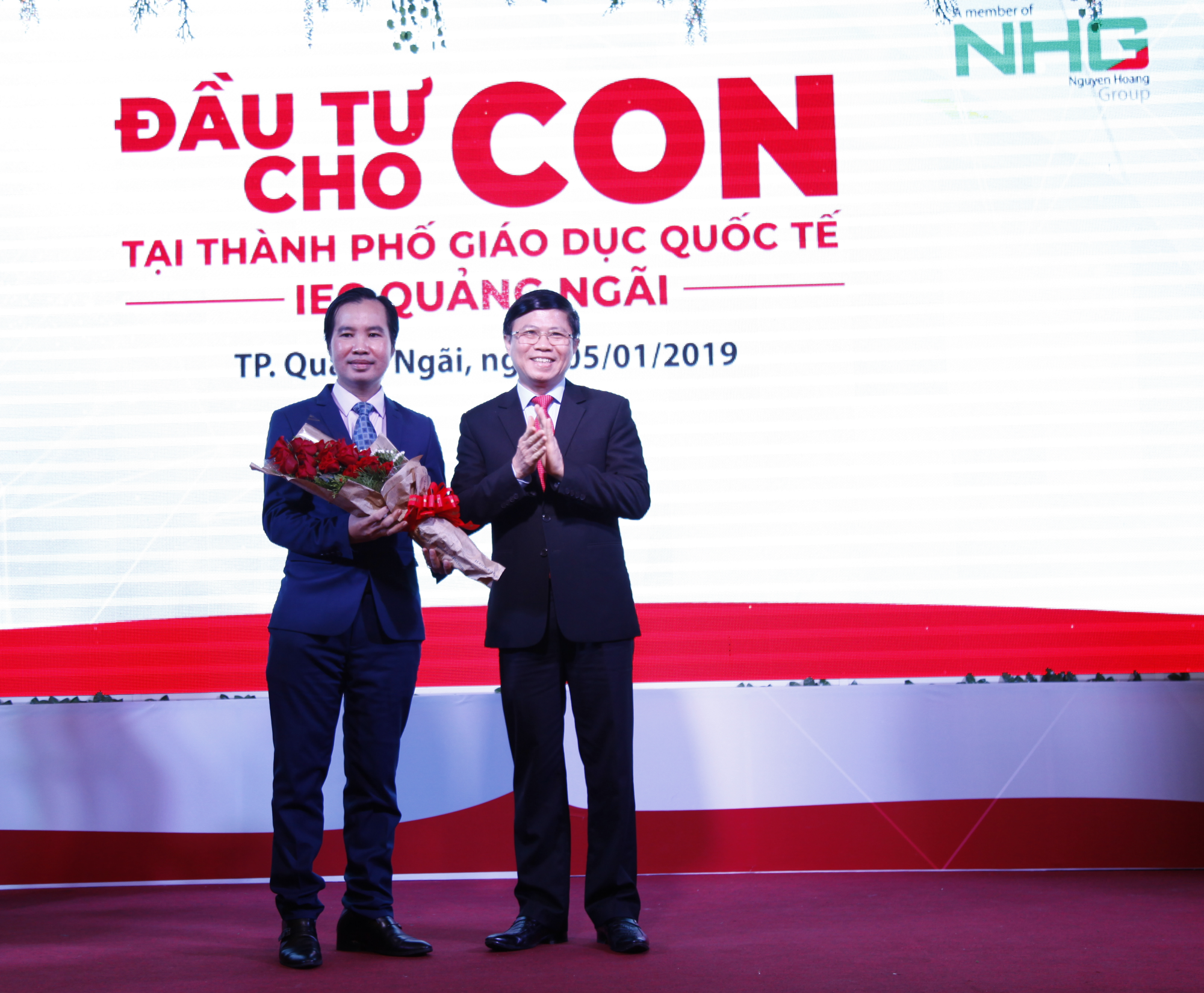 Dr. Pham Van Hung, director of IEC – Quang Ngai giving flower to Mr. Vo Nguyen Khoi, chairman of KNN company 