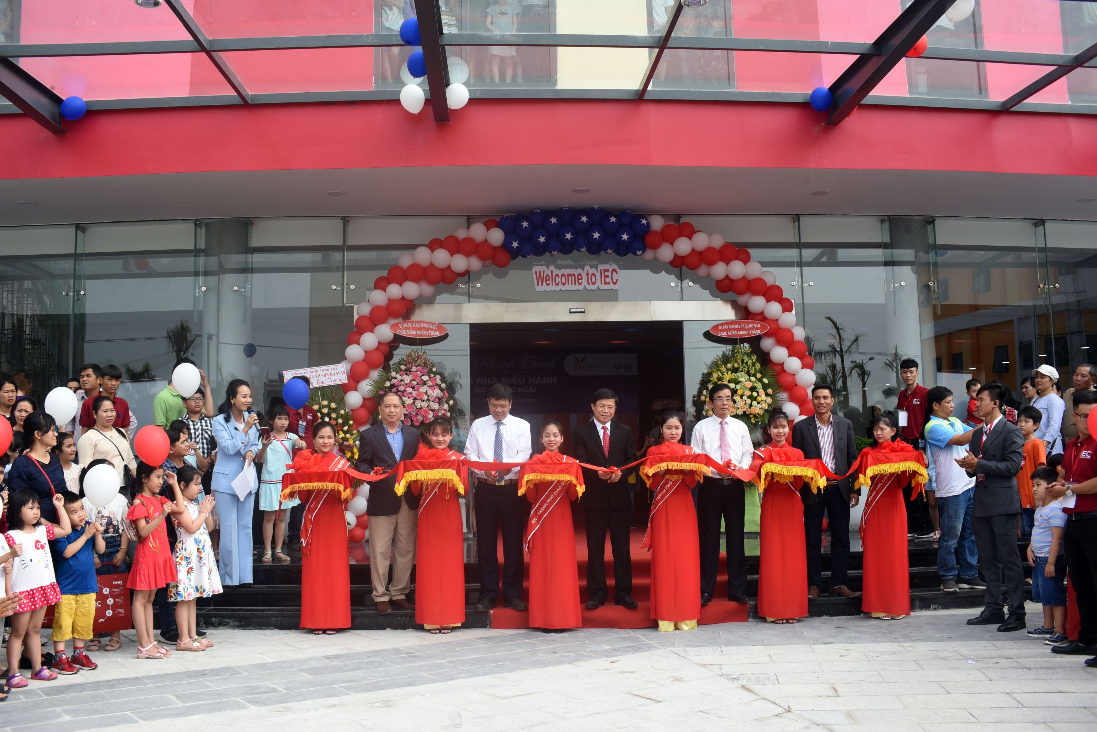 The leaders of Quang Ngai province and Nguyen Hoang Group cut the ribbon to inaugurate the central admin block - IEC Quang Ngai.