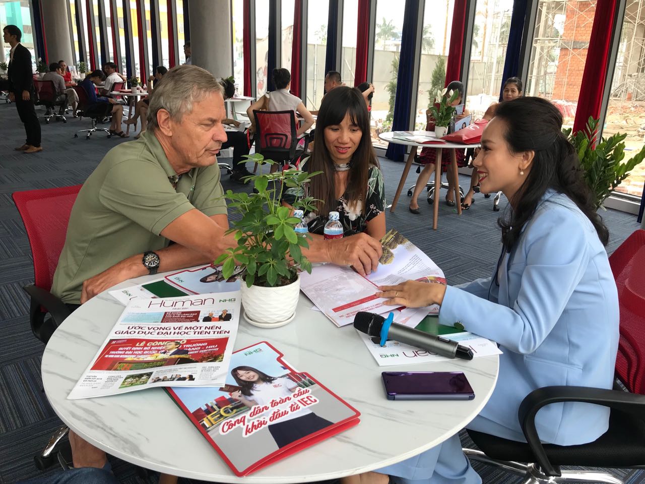 Many foreign parents asked about admission information, study and teaching programs at IEC Quang Ngai.