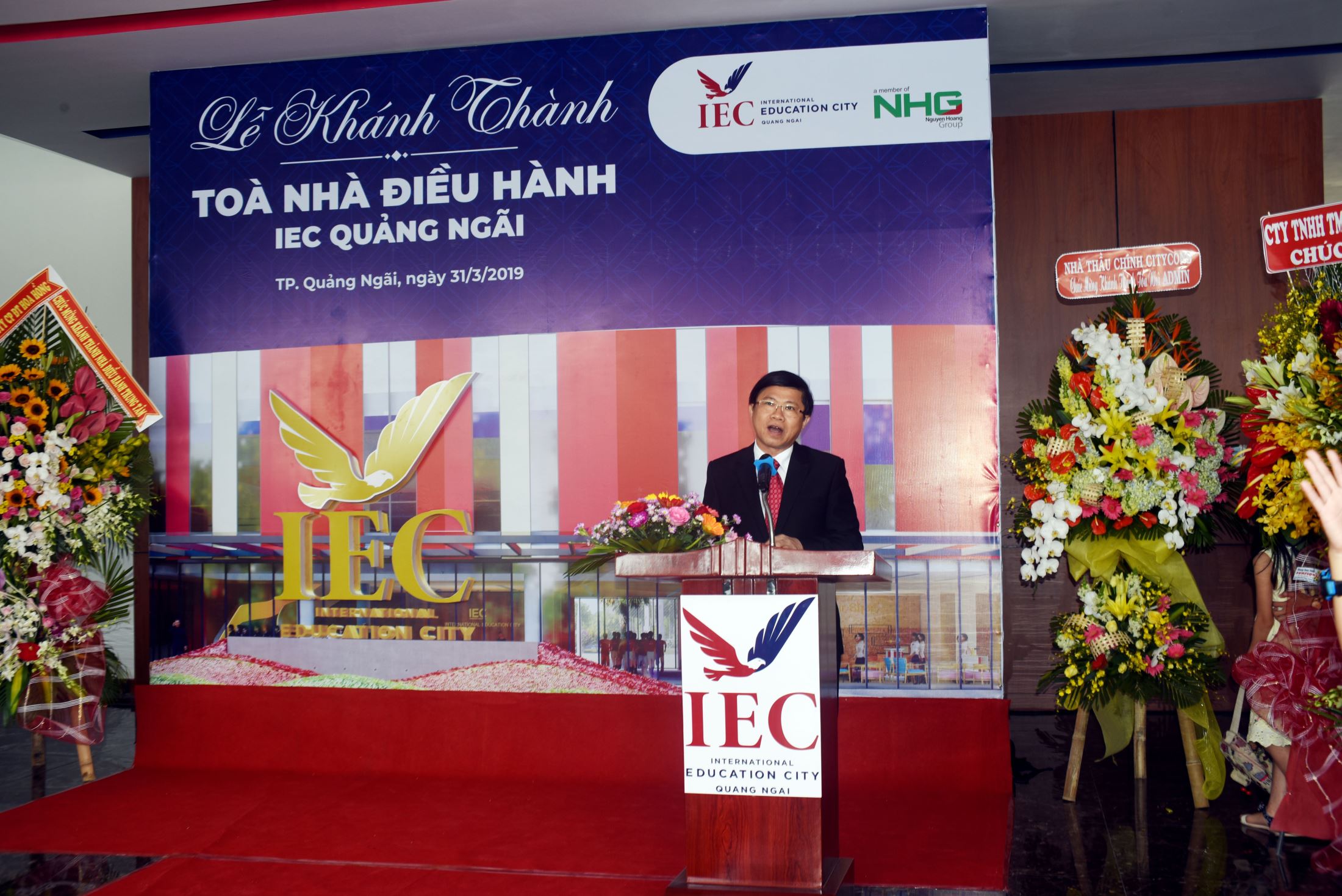 Dr. Pham Van Hung, General Principle of International Education City - IEC Quang Ngai giving the opening speech at the event.